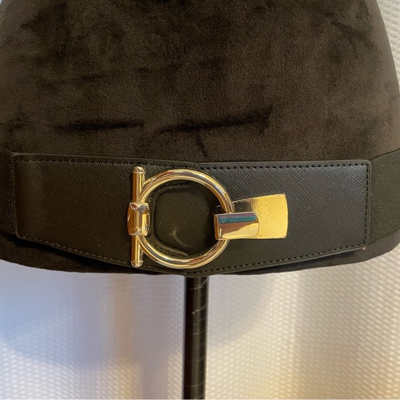 Black 2” stretch belt with silver buckle OS - Picture 2 of 6